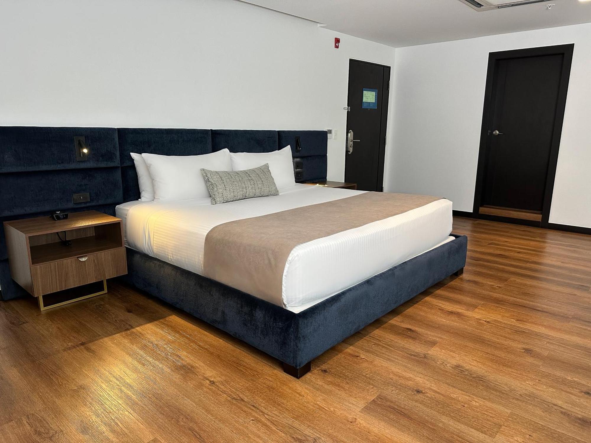 فندق Wyndham Quito Airport Puembo المظهر الخارجي الصورة A bedroom at the hotel