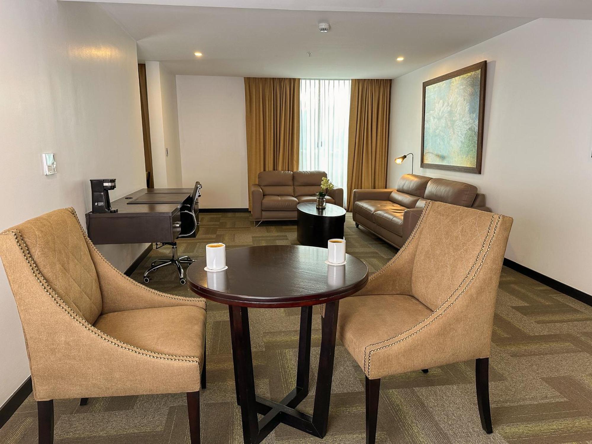 فندق Wyndham Quito Airport Puembo المظهر الخارجي الصورة Suite at the hotel