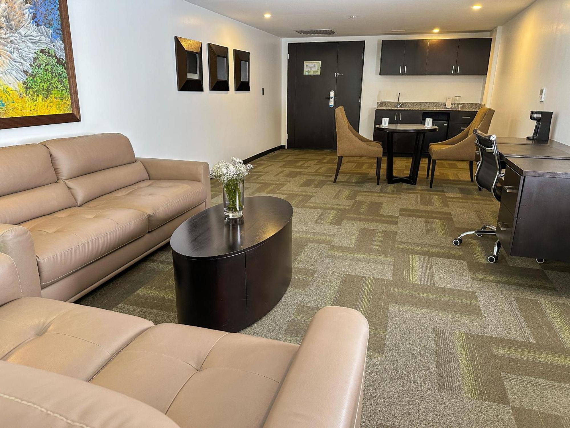 فندق Wyndham Quito Airport Puembo المظهر الخارجي الصورة A typical office at the business center