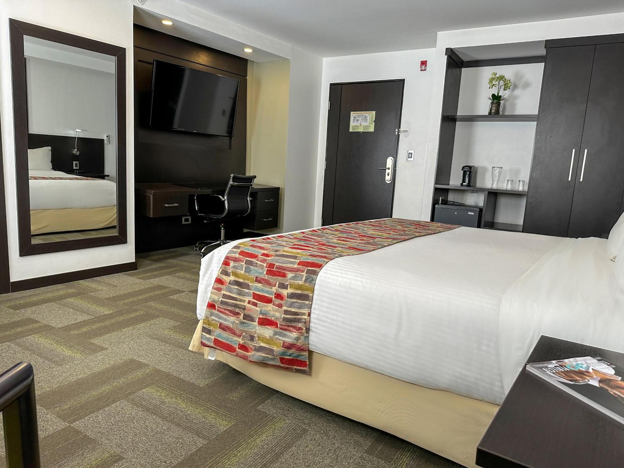 فندق Wyndham Quito Airport Puembo المظهر الخارجي الصورة A typical room at the hotel