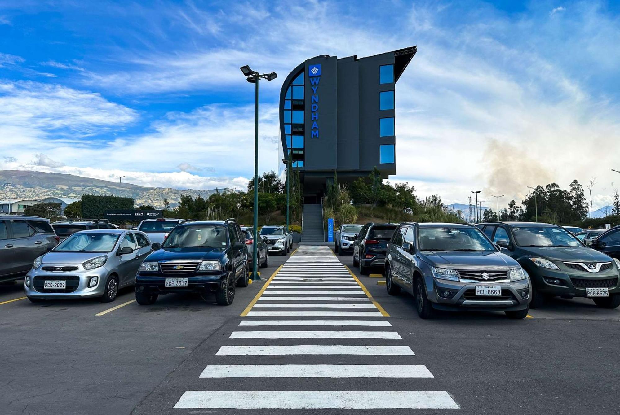 فندق Wyndham Quito Airport Puembo المظهر الخارجي الصورة The new terminal