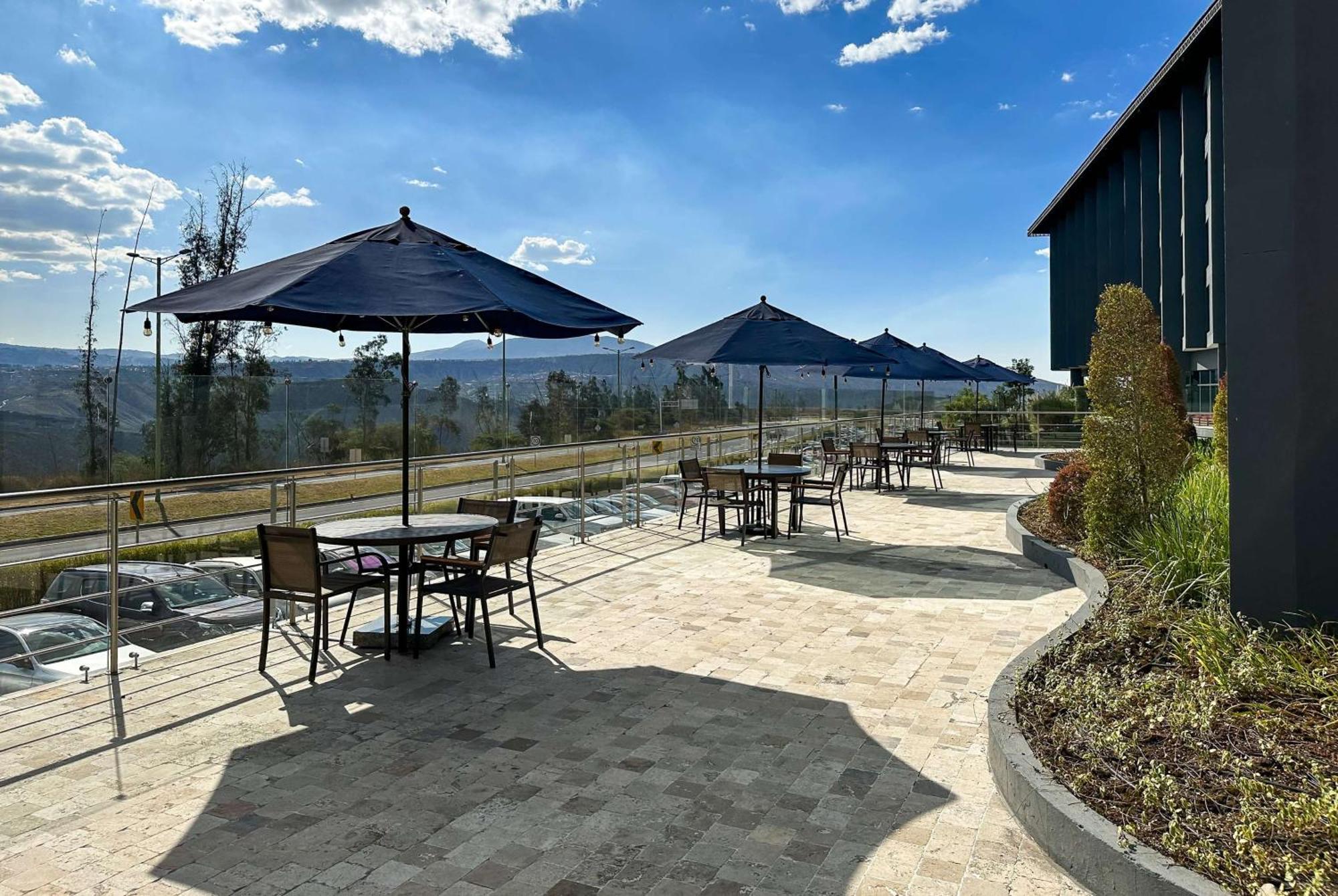 فندق Wyndham Quito Airport Puembo المظهر الخارجي الصورة The patio at the new library