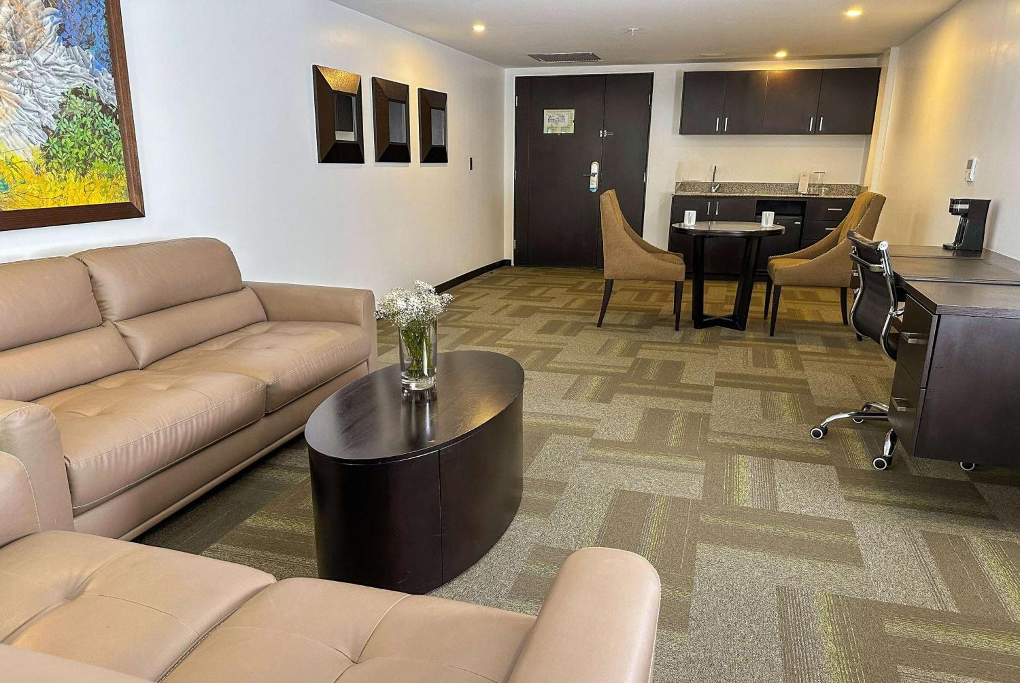 فندق Wyndham Quito Airport Puembo المظهر الخارجي الصورة A typical office at the center