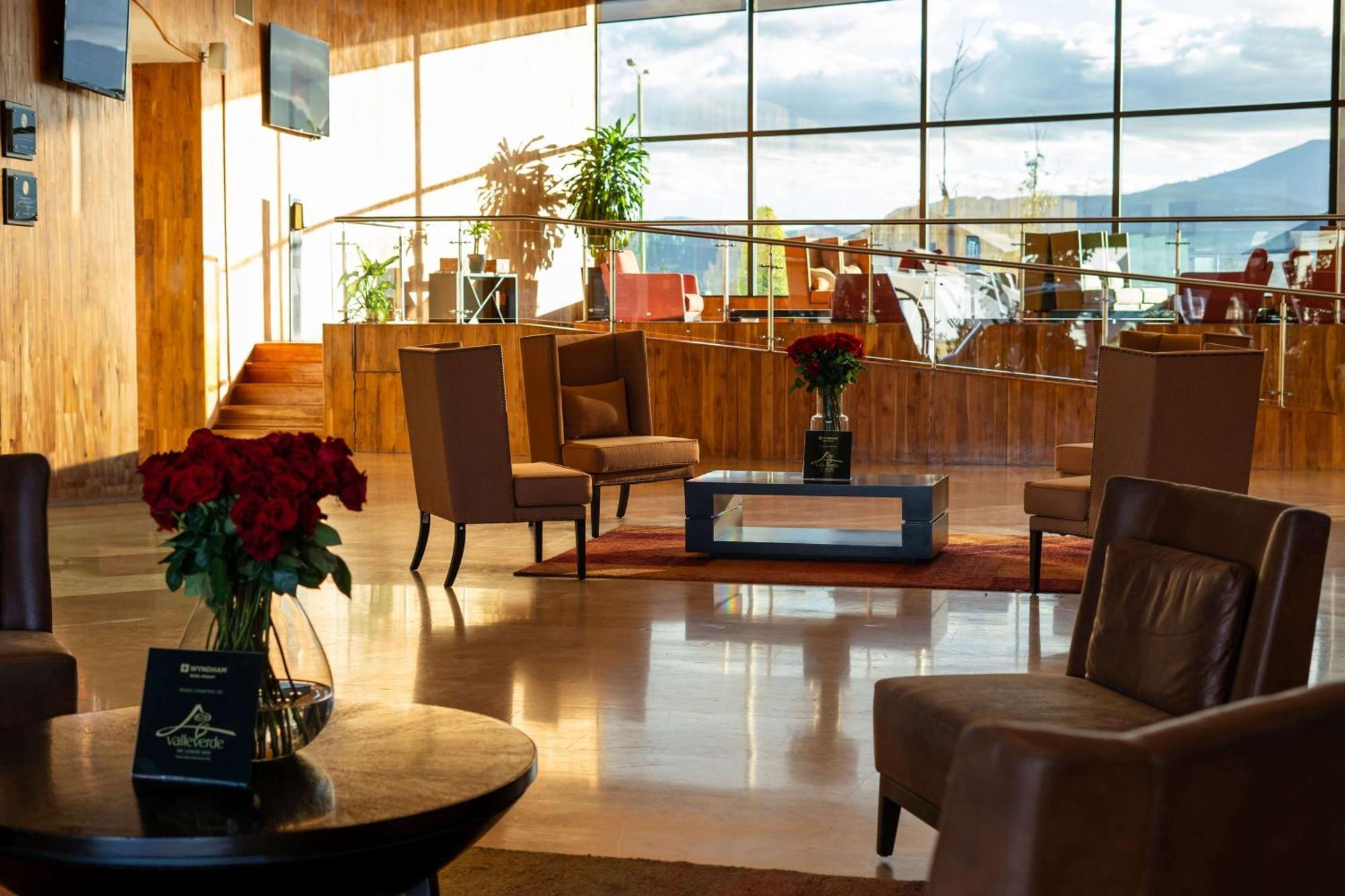 فندق Wyndham Quito Airport Puembo المظهر الخارجي الصورة The lobby of the hotel