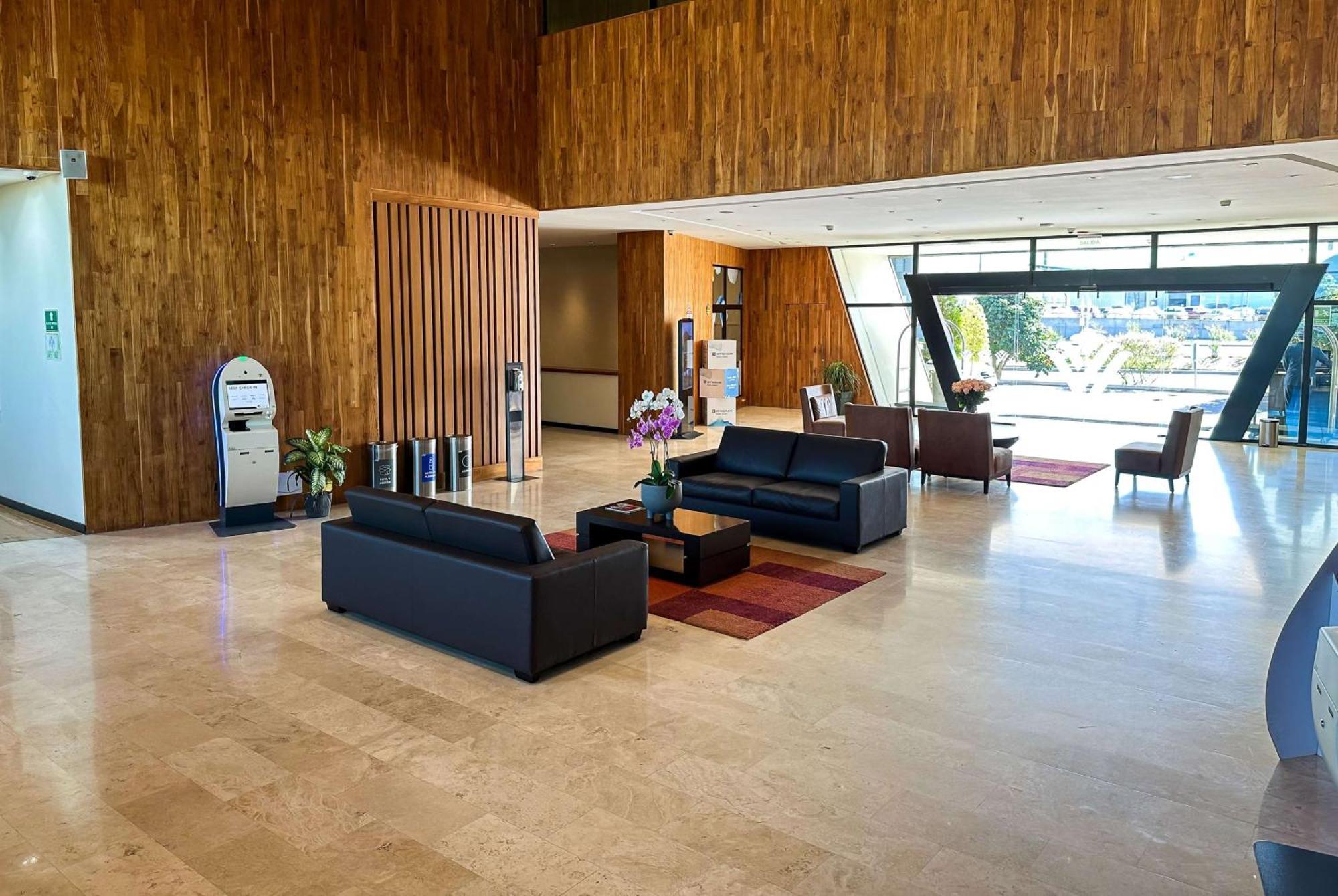 فندق Wyndham Quito Airport Puembo المظهر الخارجي الصورة Lobby