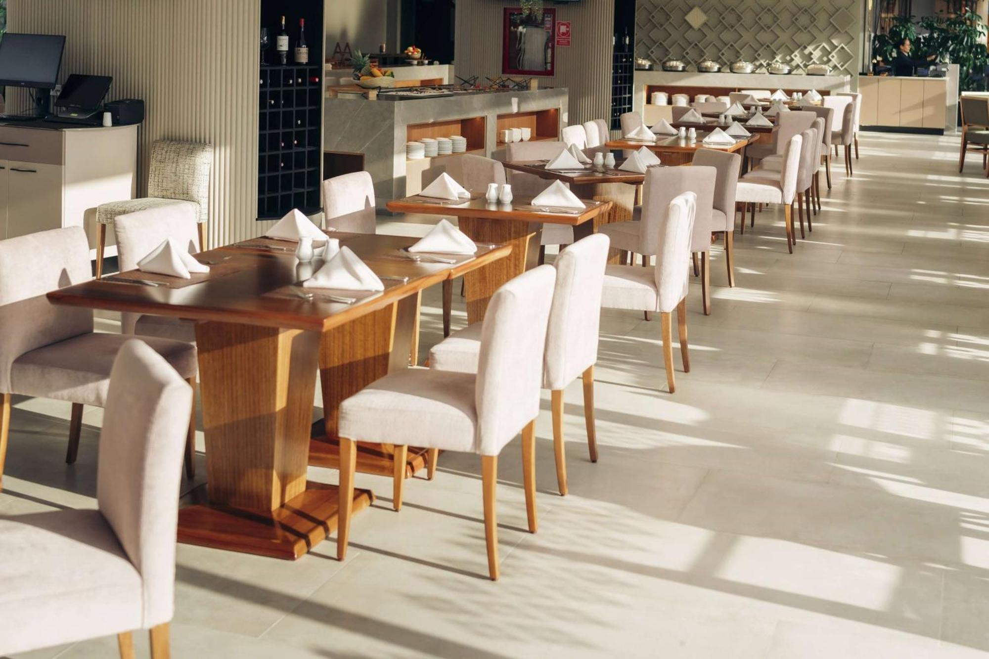 فندق Wyndham Quito Airport Puembo المظهر الخارجي الصورة Interior of the restaurant